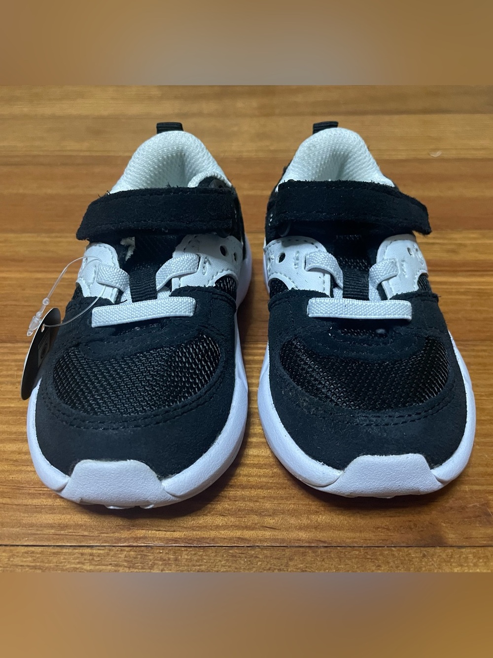 NWT Saucony Black and White Kids Sneakers - Easy Hook & Loop Size 5